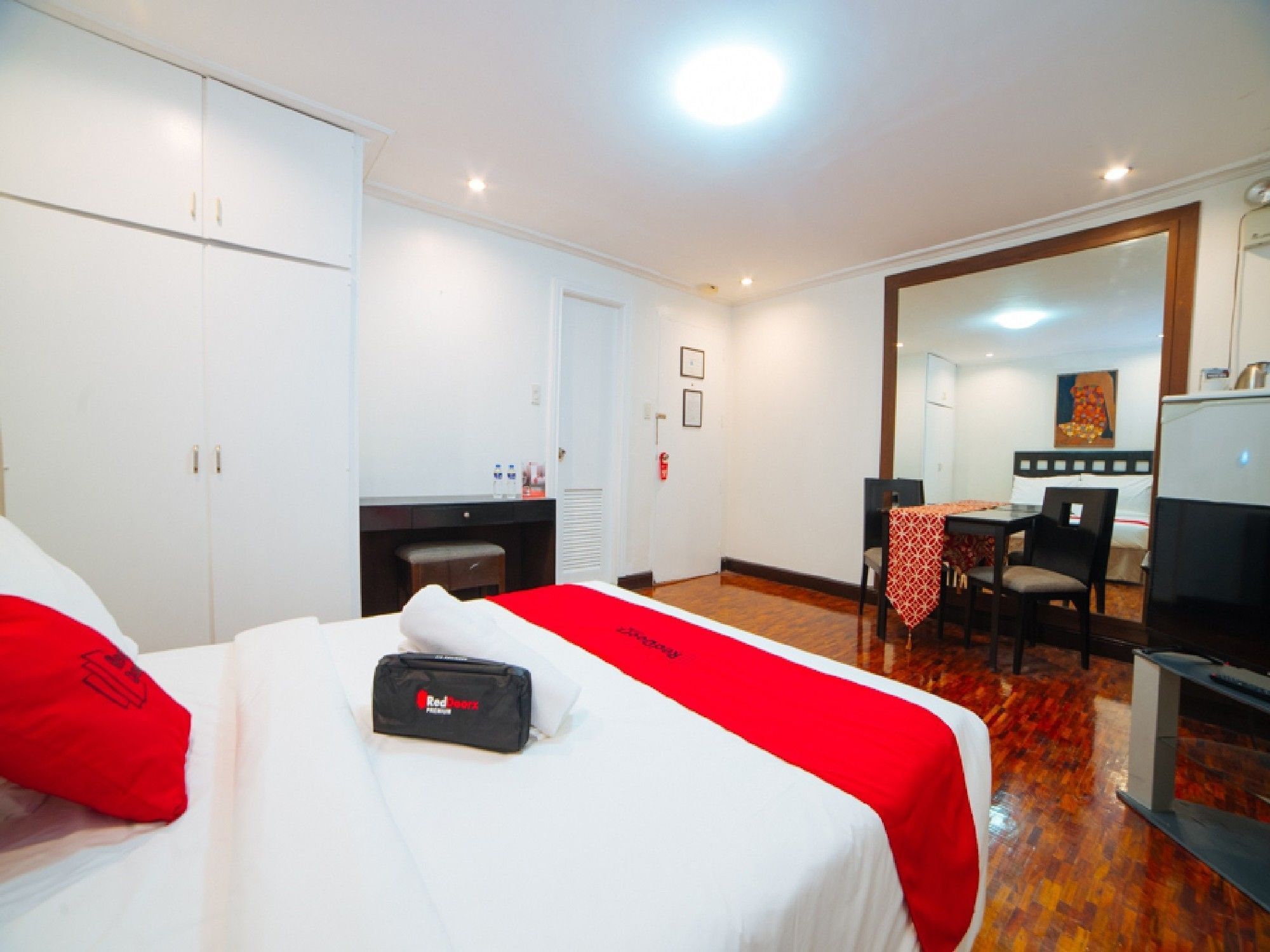 Reddoorz Premium Near Greenbelt Makati - Vaccinated Staff Makati City Екстер'єр фото